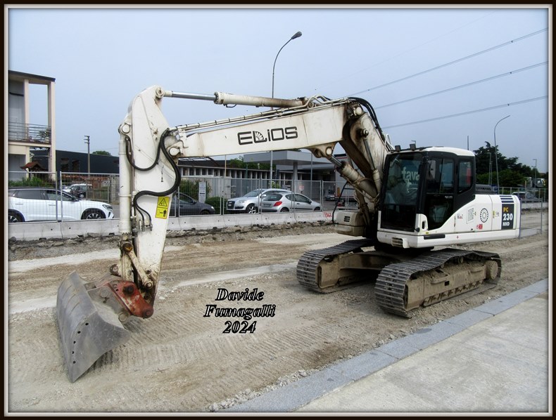 Komatsu PC230NHD-7 Elios 001.jpg