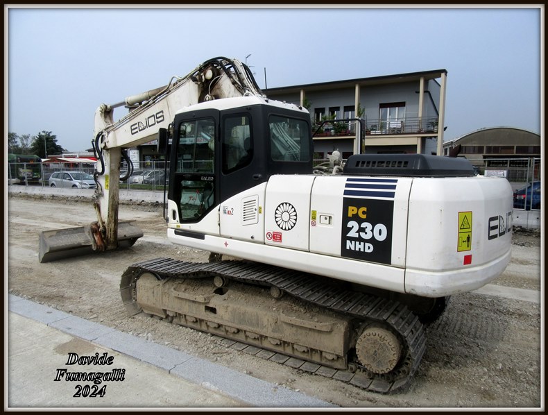 Komatsu PC230NHD-7 Elios 003.jpg