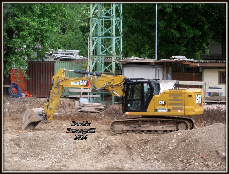 Caterpillar 323NG Checchin 004.jpg