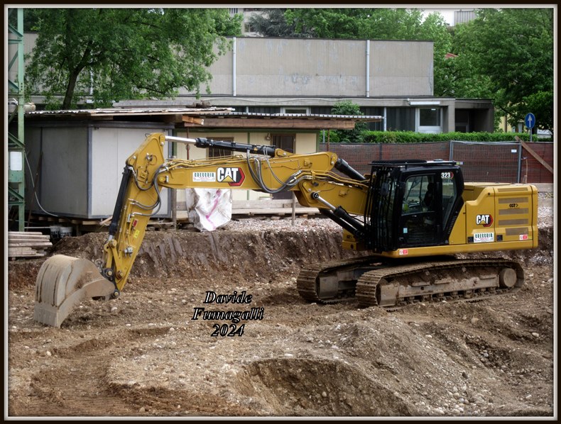 Caterpillar 323NG Checchin 005.jpg