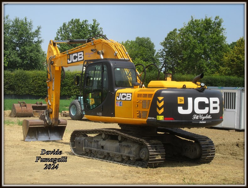 JCB JS235HD Ugolotti 001.jpg