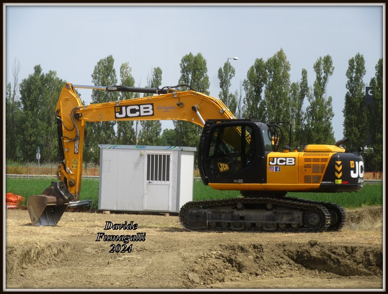 JCB JS235HD Ugolotti 002.jpg