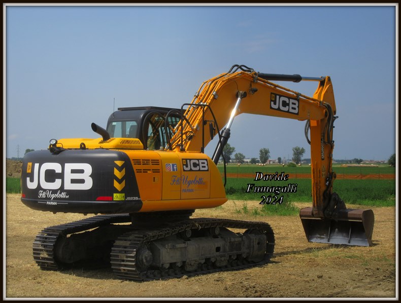 JCB JS235HD Ugolotti 003.jpg