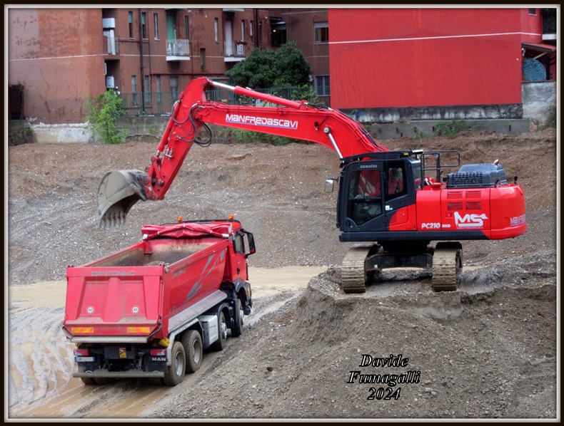 Komatsu PC210NLC-11 Manfreda 004.jpg