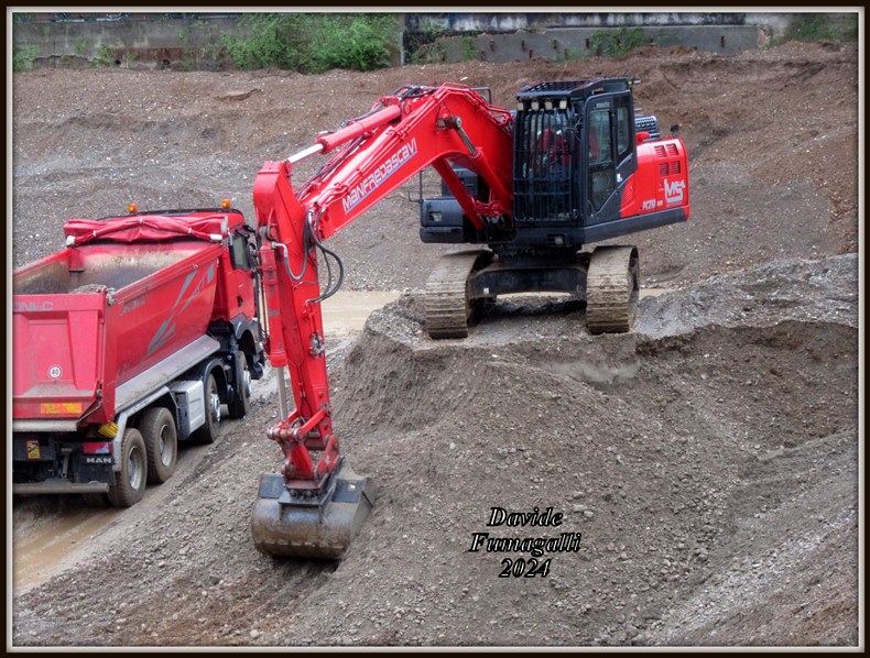 Komatsu PC210NLC-11 Manfreda 005.jpg