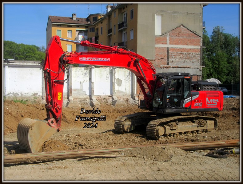 Hitachi Zaxis 300LCN-7 Manfreda Scavi 001.jpg