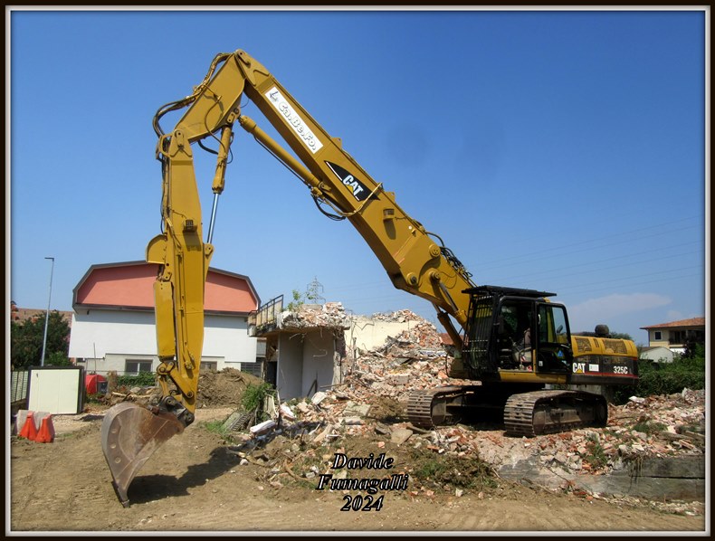 Caterpillar 325C UHD Ca.Be.Fo. 002.jpg