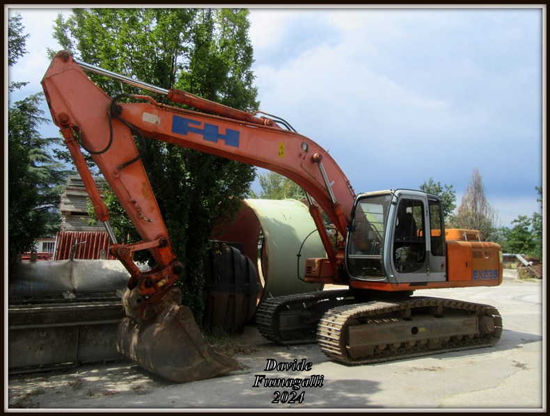 Fiat Hitachi EX235 018.jpg