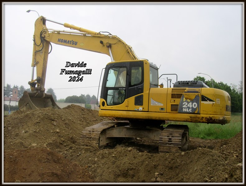 Komatsu PC240NLC Consonni 003.jpg