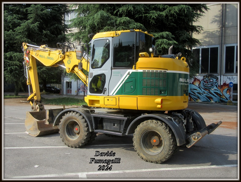 Komatsu PW118MR Milesi Sergio 003.jpg