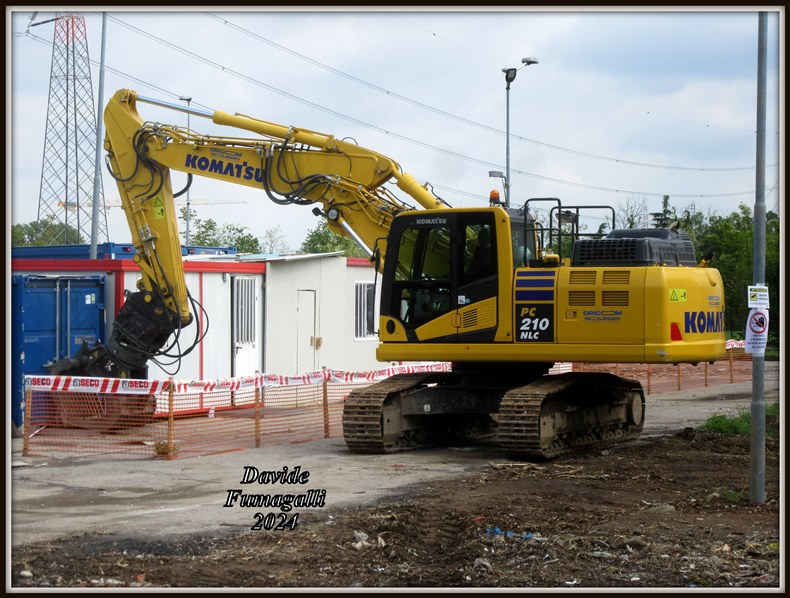 Komatsu PC210NLC-11 003.jpg