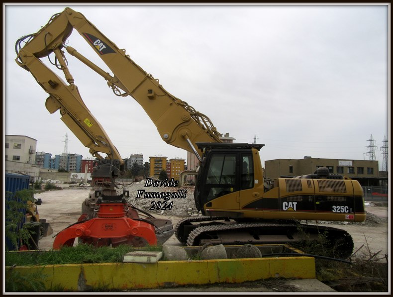 Caterpillar 325C UHD Nespoli 001.jpg