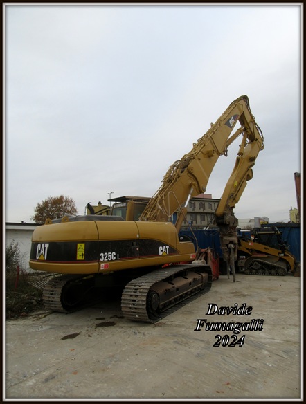 Caterpillar 325C UHD Nespoli 002.jpg