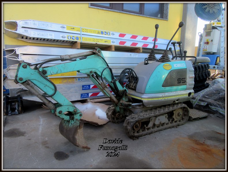 Kobelco SS 001.jpg