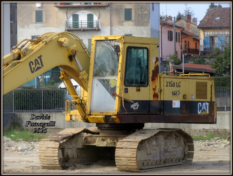 Caterpillar 215D LC Orsenigo (13).jpg