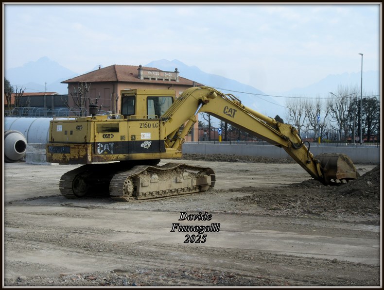 Caterpillar 215D LC Orsenigo (14).jpg