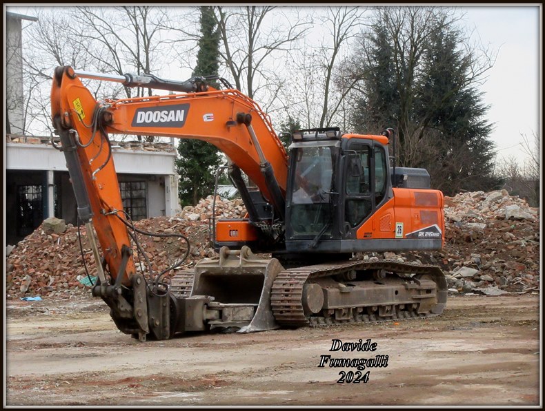 Doosan DX235NHD Cava di Trezzano 001.jpg