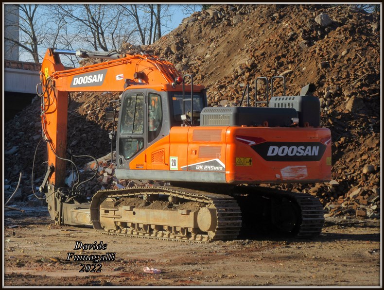Doosan DX235NHD Cava di Trezzano 002.JPG.jpg