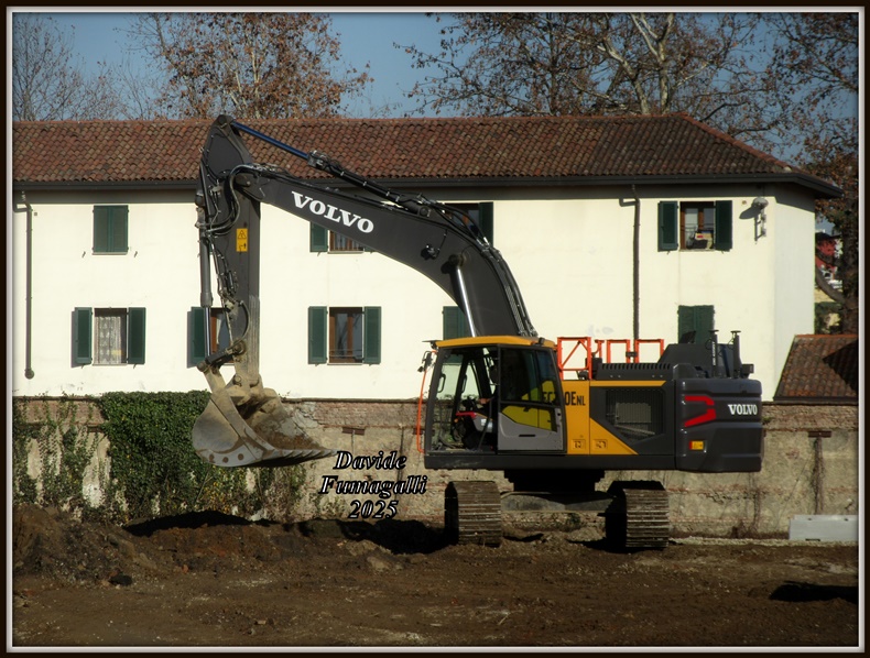 Volvo EC250 Giussani (1).jpg