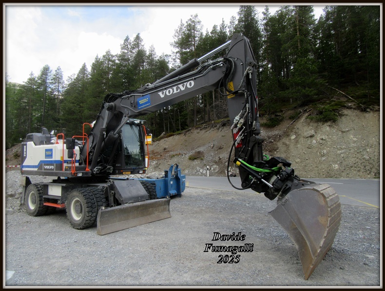 Volvo EW180E 002.jpg