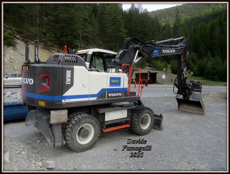 Volvo EW180E 003.jpg