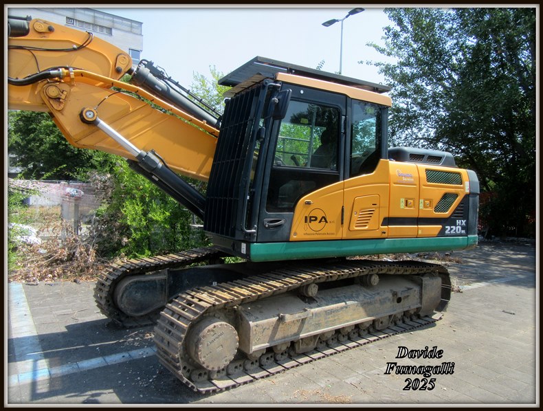 Hyundai HX220NL IPA 002.jpg