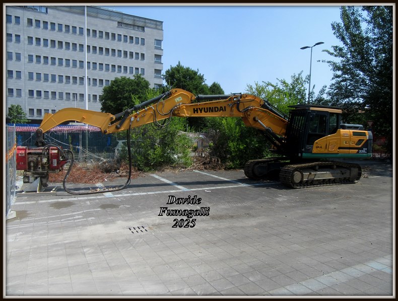 Hyundai HX220NL IPA 003.jpg