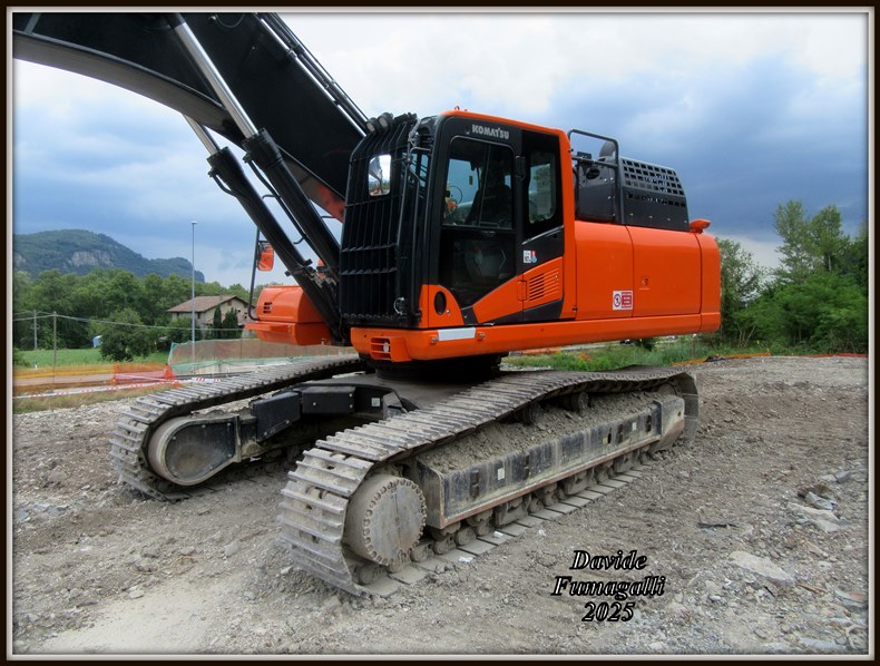 Komatsu PC490-11 Santambrogio 002.jpg