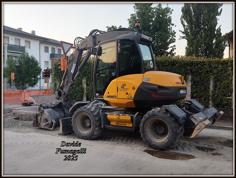 Mecalac 11MWR TecnoStrade 002.jpg