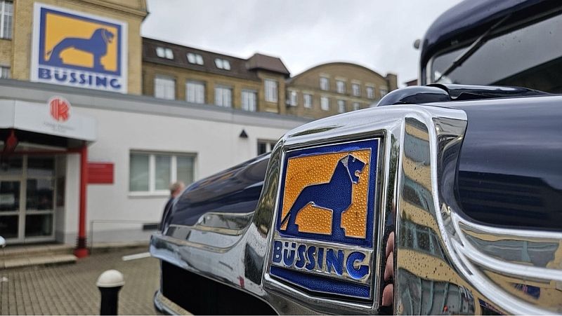 Bild 2 Im Auslieferungshof der BÜSSING Werke.jpg