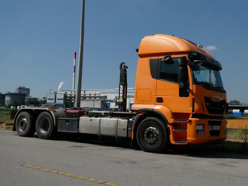 Iveco Stralis Hi-Way 480 Abrollkipper Orange 2 (Copy).jpg