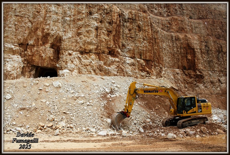 Komatsu PC210 (3).jpg