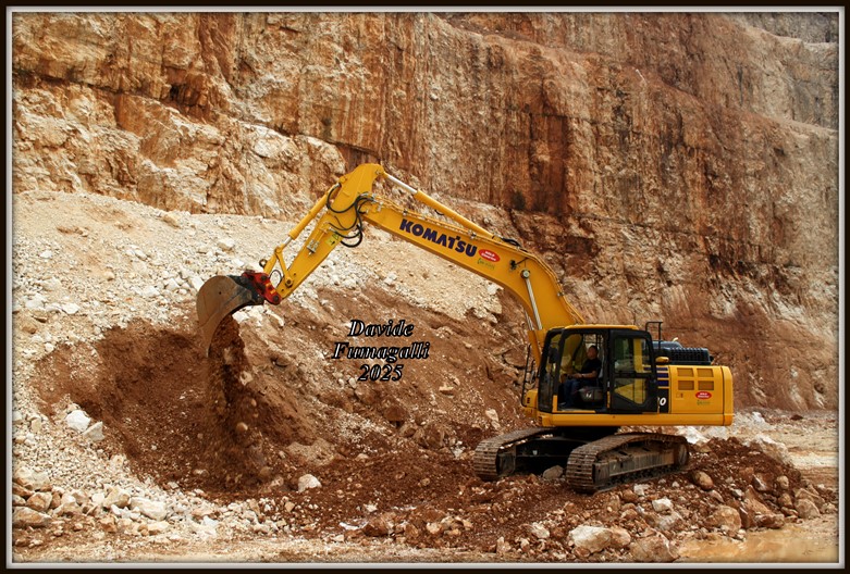 Komatsu PC210 (4).jpg