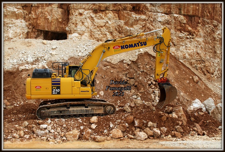Komatsu PC210 (6).jpg