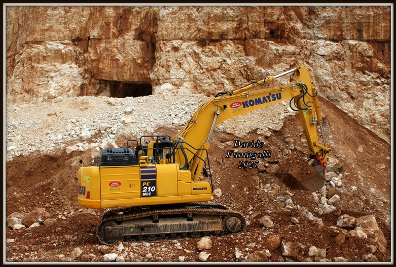 Komatsu PC210 (7).jpg