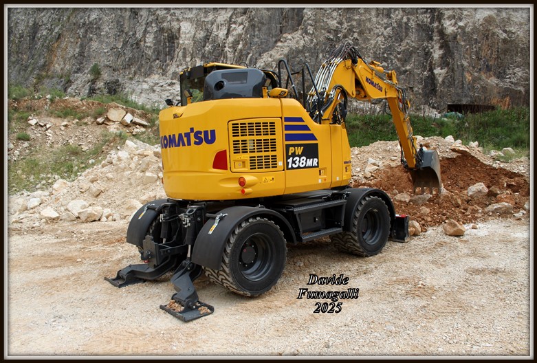 Komatsu PW138 (2).jpg