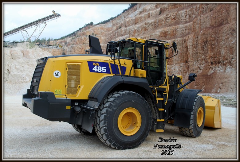 Komatsu WA485 (2).jpg