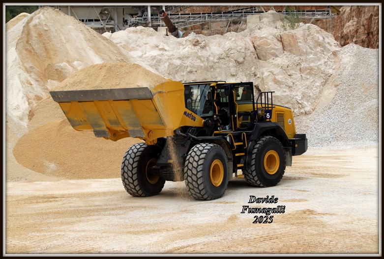 Komatsu WA485 (7).jpg