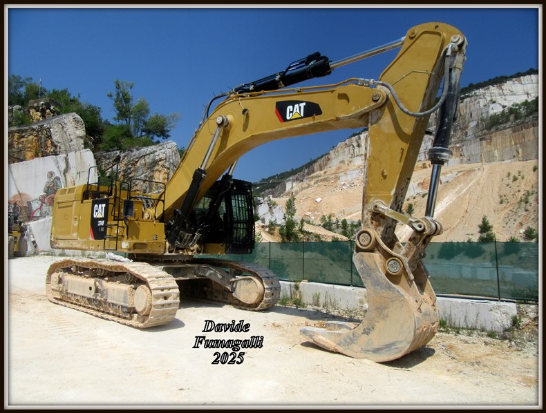 Caterpillar 374F (1).jpg