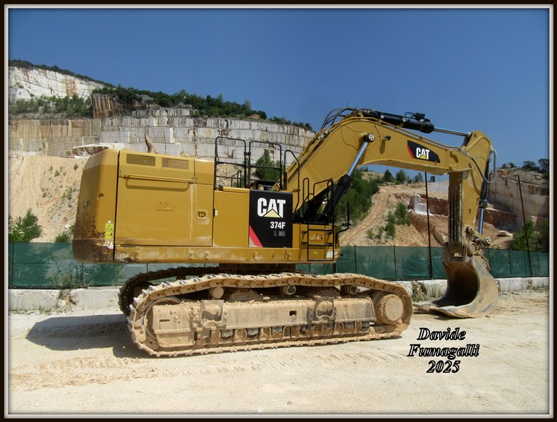 Caterpillar 374F (2).jpg