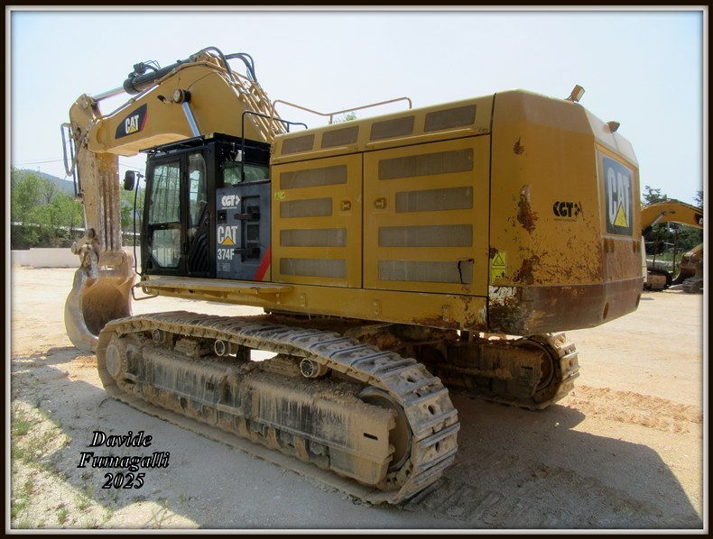 Caterpillar 374F (3).jpg