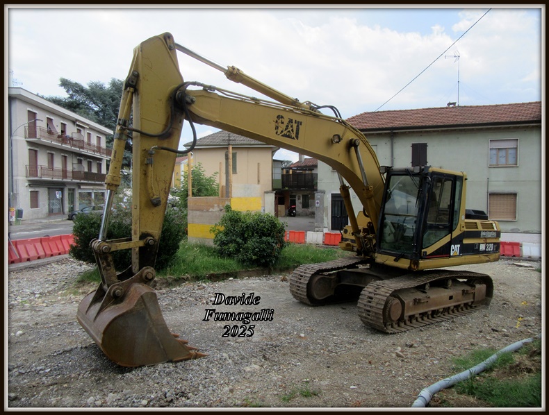 Caterpillar 320S Bruni 001.jpg