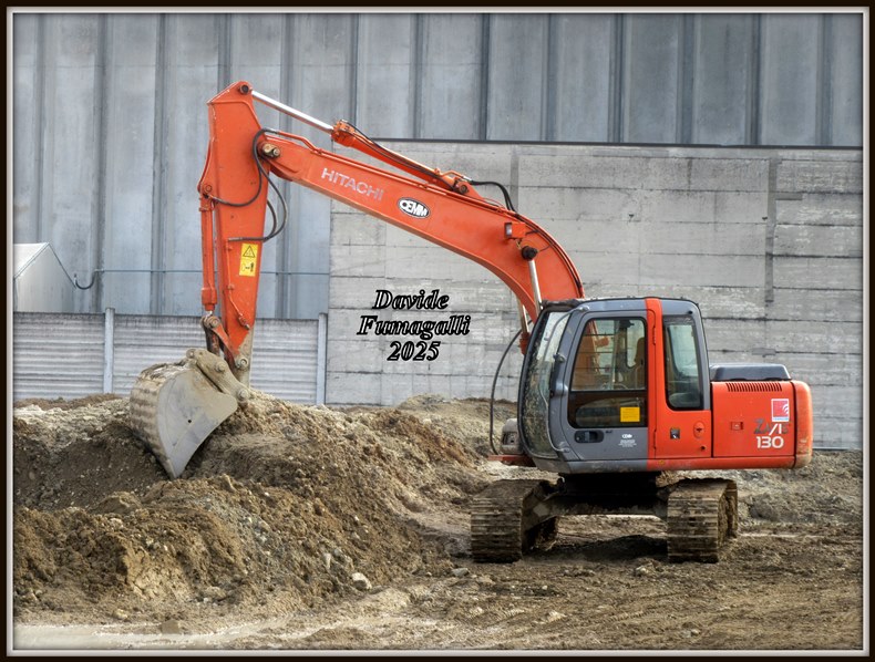 Hitachi Zaxis 130 002.jpg