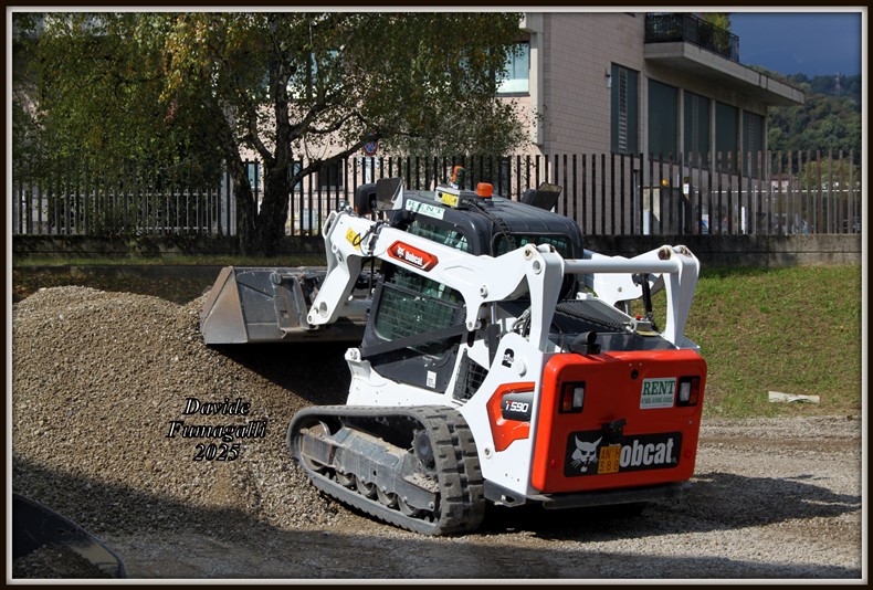 Bobcat T590 radio (1).jpg