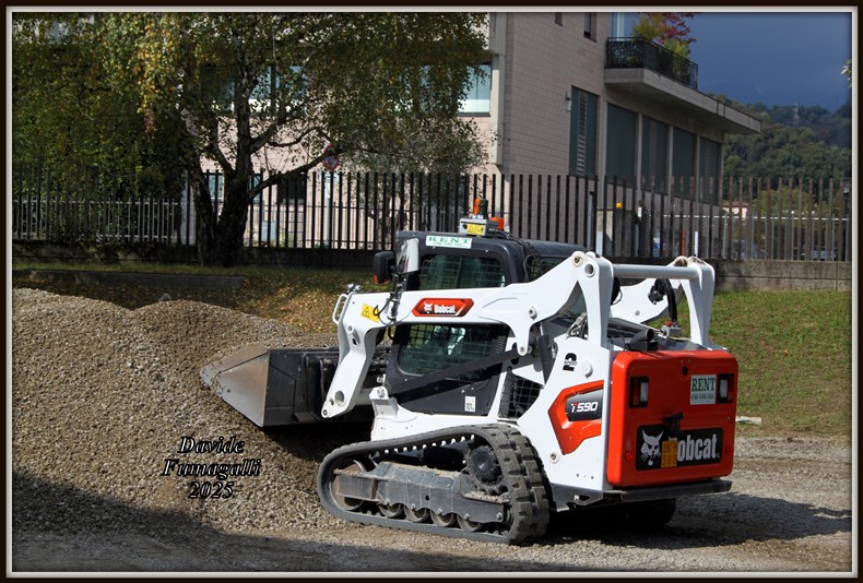 Bobcat T590 radio (2).jpg