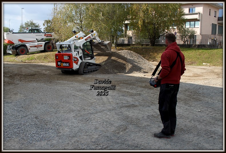 Bobcat T590 radio (6).jpg