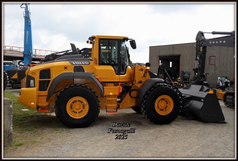 Volvo L120H (2).jpg