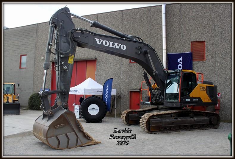 Volvo EC350E (1).jpg