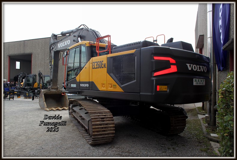Volvo EC350E (2).jpg