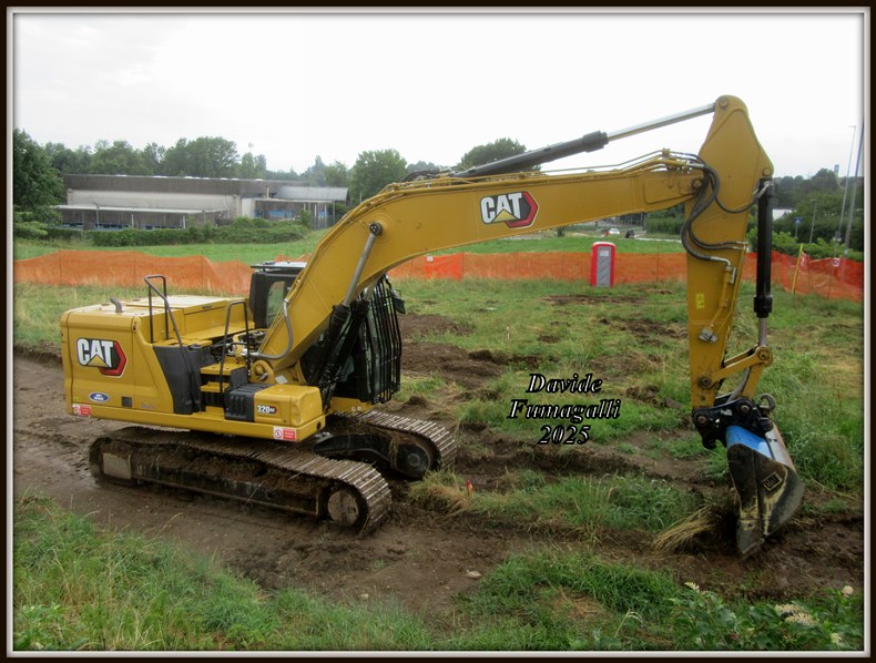 Caterpillar 320GC 002.jpg